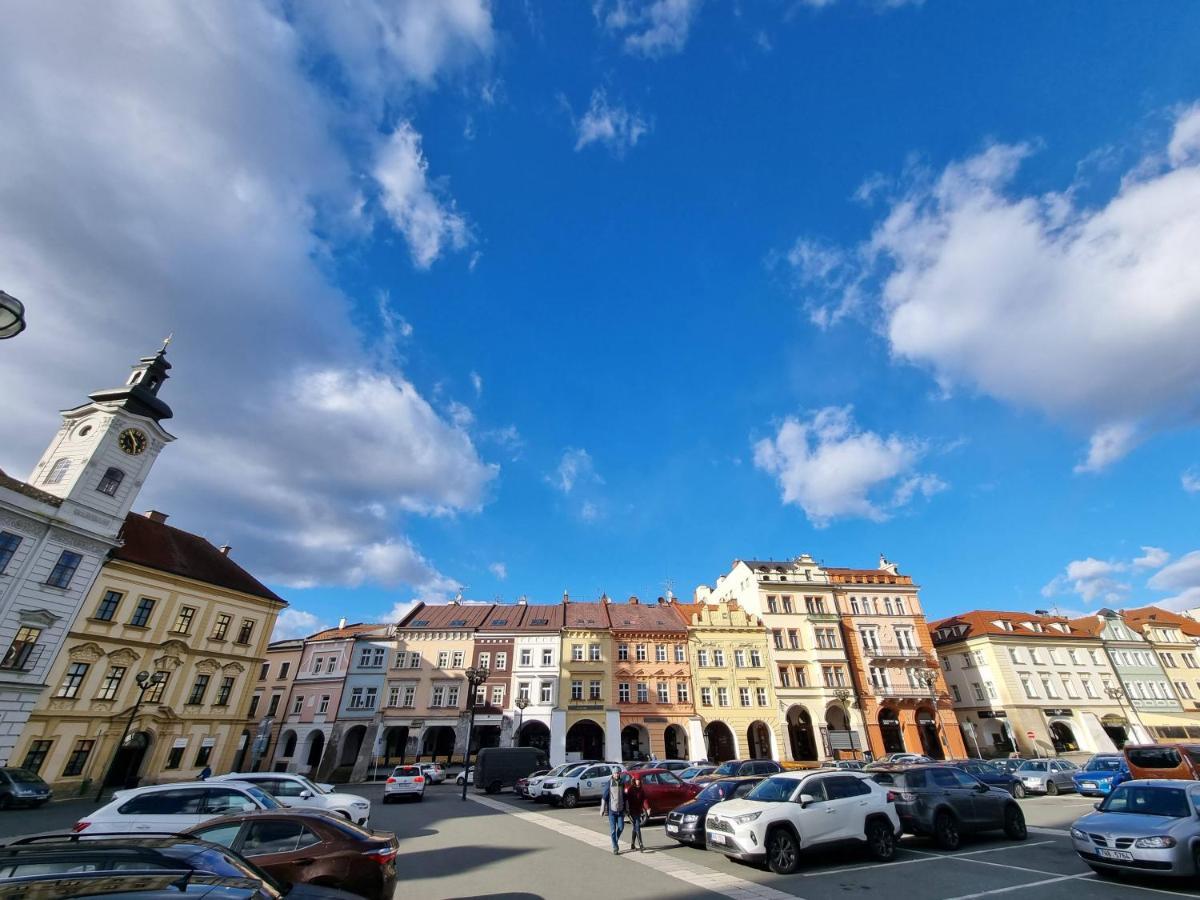 Hradec Králové Podkrovni Studio Na Velkem Namesti S Wi-Fi Zdarma מראה חיצוני תמונה